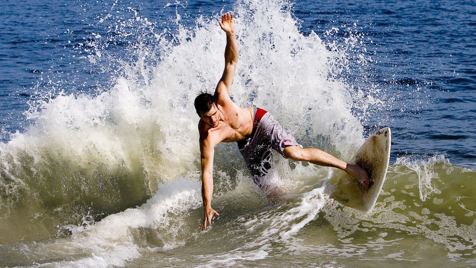 大型悬崖落水跳水赛，惊险刺激挑战极限，悬崖上跳水会死吗